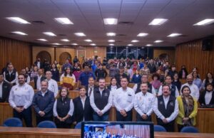 Entrega rector becas a estudiantes hijos de docentes de la UAT