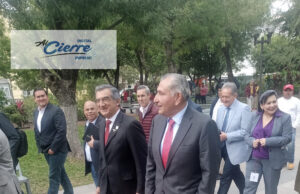 El Gobernador y Secretario de Gobernación Caminando Por La Plaza Principal De Ciudad Victoria Foto por: Jose Francisco Flamarique.