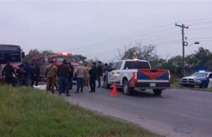 Una mujer y 3 menores de edad, las víctimas mortales del aterrador choque entre un auto y un autobús