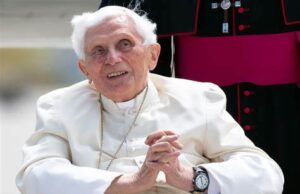 Benedicto XVI está muy enfermo: el Papa Francisco pide orar por él