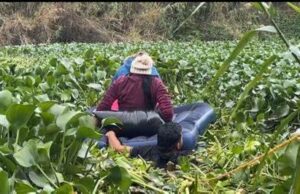 Migrantes desesperados atraviesan el Río Bravo en inflables.