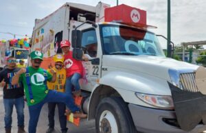 Trabajadores de limpieza se visten de Mario Bros y reparten dulces a los niños de Ciudad Madero Tamaulipas