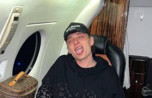 Peso Pluma se presenta con Jimmy Fallon, destaca música regional mexicana a nivel mundial.