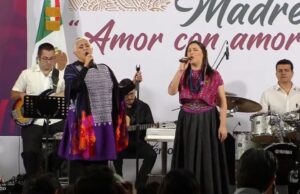 AMLO celebra a las mamás en Palacio Nacional con concierto de Eugenia León y María Inés Ochoa