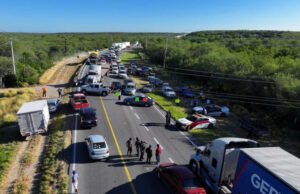 Bloquean carretera Ciudad Victoria-Monterrey Padres de jóvenes desaparecidos