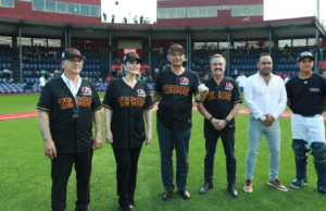 Lanza Américo Villarreal la primera bola en partido de la Liga Mexicana de Beisbol en Nuevo Laredo