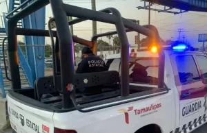 Hombre tira a su novia de puente peatonal por supuesta infidelidad.