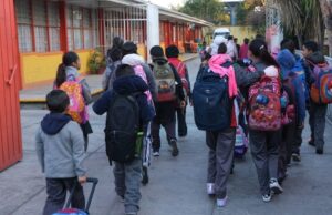 Piden retomar clases PADRES DE FAMILIA