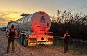 Un conductor de un tractocamión que transportaba 64 mil litros de combustible robado fue detenido en el municipio de Padilla, Tamaulipas.