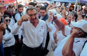 El Gobernador Américo Villarreal les pide reanudar clases dialogando con maestros en plantón