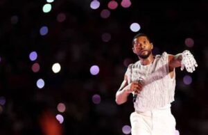 Usher apareció en el Allegiant Stadium de Las Vegas para el espectáculo de medio tiempo del Super Bowl