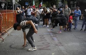 Alrededor de 50 personas se manifestaron este sábado frente a la embajada de Ecuador en México contra la irrupción de las fuerzas de seguridad ecuatorianas.