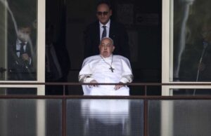 “El papa Francisco reaparece tras 38 días hospitalizado y regresa al Vaticano”