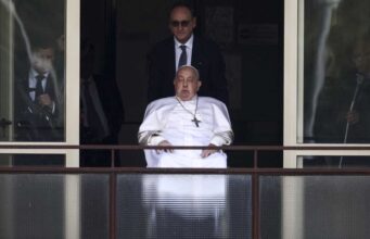 “El papa Francisco reaparece tras 38 días hospitalizado y regresa al Vaticano”