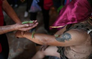 🌵 Hombres se flagelan con cactus y cadenas en Atlixco durante el Viernes Santo