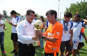 Recibe rector a los Correcaminos campeones de la Liga Premier