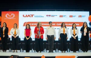 El rector Dámaso Anaya y la Lic. Isolda Rendón presiden graduación de CENDIS de la UAT