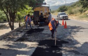 Obras públicas acelera programa de bacheo en colonias de Victoria.
