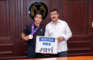 Reconoce rector a Lalo Sagastegui por sus logros