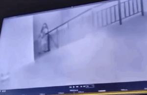 Cámara de vigilancia registra presunta aparición de “niña fantasma” en fábrica de Lego