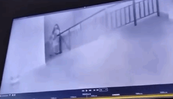 Cámara de vigilancia registra presunta aparición de “niña fantasma” en fábrica de Lego