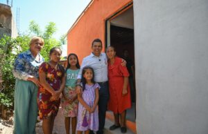 Entrega Lalo Gattás vivienda a familia de la Esfuerzo Popular.