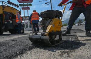 Después de las lluvias Ayuntamiento repara calles dañadas.