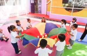 DIF Victoria entrega nuevo patio de juegos con superficie de tartán en su guardería.