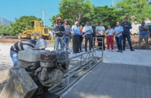 Supervisa Lalo Gattás pavimentación con concreto hidráulico en la colonia Sierra Madre.