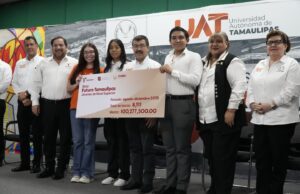 UAT y Secretaría de Educación entregan más de 8 000 becas a universitarios