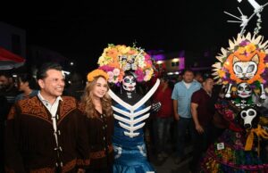 Entre colores y tradición, celebran Lalo y Lucy festival de Día de Muertos.