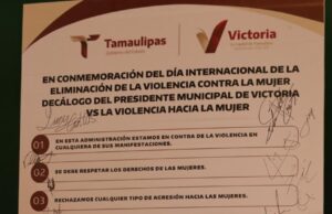 Firma Victoria decálogo contrala violencia hacia las mujeres.