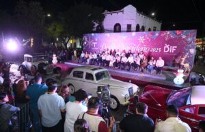 Con desfile navideño, disfrutan familias victorenses en el 17 Te Quiero Más.