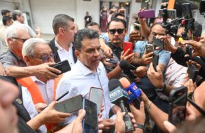 Felicita Lalo Gattás a periodistas en su día.