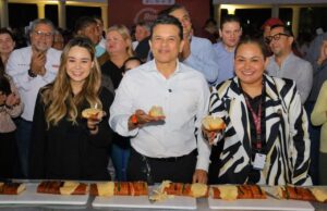 Comparten Lucy y Lalo monumental rosca de reyes con familias victorenses.
