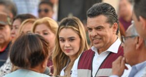 Disfrutan Lalo y Lucy Día del Pueblo con vecinos de la Nacozari.