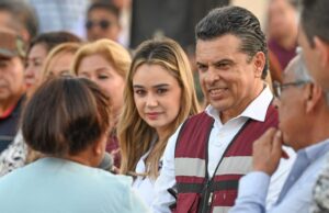 Disfrutan Lalo y Lucy Día del Pueblo con vecinos de la Nacozari.