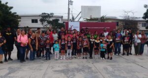 Reciben trofeos campeones de la Liga Municipal de Tochito Victoria.