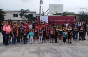 Reciben trofeos campeones de la Liga Municipal de Tochito Victoria.