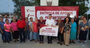 Encabeza Lalo Gattás entrega de apoyos alimentarios en Victoria.