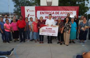 Encabeza Lalo Gattás entrega de apoyos alimentarios en Victoria.