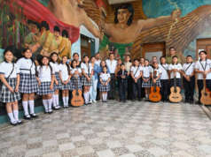 Recibe Lalo Gattás a niños victorenses que participarán en evento nacional de rondallas.