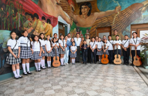 Recibe Lalo Gattás a niños victorenses que participarán en evento nacional de rondallas.