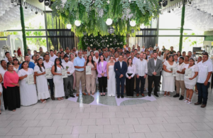 Apadrinan Lucy y Lalo Gattás a 72 matrimonios en ceremonia colectiva del DIF