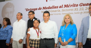 Distingue Ayuntamiento a niños y maestros de excelencia con la medalla Guadalupe Victoria