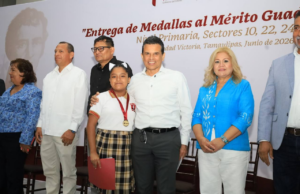 Distingue Ayuntamiento a niños y maestros de excelencia con la medalla Guadalupe Victoria