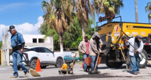 Con intenso bacheo, reparan calles dañadas por lluvias en Victoria.