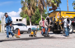 Con intenso bacheo, reparan calles dañadas por lluvias en Victoria.