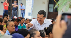 Entrega Lalo Gattás apoyo a beneficiarios del programa alimentario.