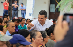 Entrega Lalo Gattás apoyo a beneficiarios del programa alimentario.